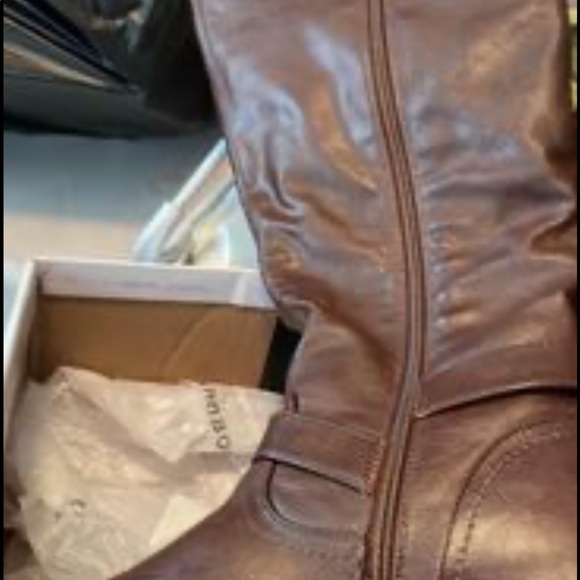 Brown boots great condition I just can’t wear them anymore they’re too small - Picture 2 of 3